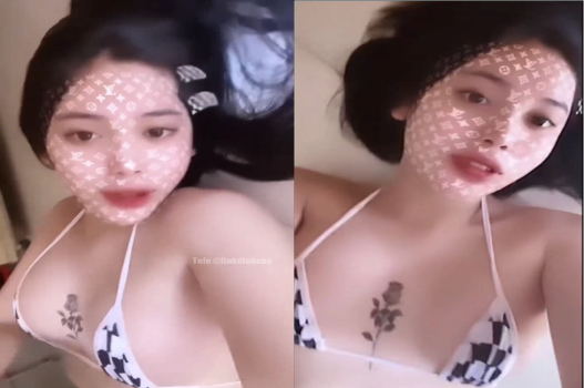 Cô gái xinh đẹp làm chủ mọi tư thế yêu